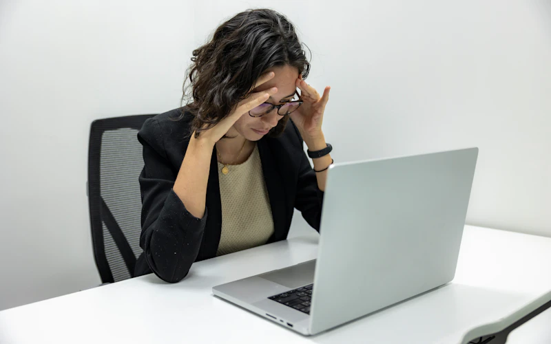 Frau sitzt nachdenklich am Schreibtisch